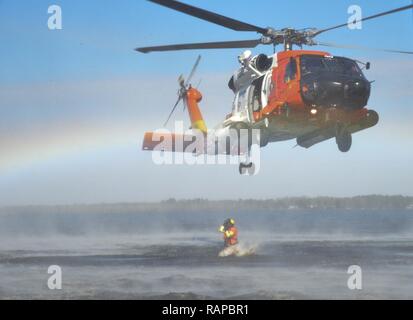 Student an der Luftfahrt Technical Training Center (ATTC) in Elizabeth City, North Carolina, stürzt von einem Air Station Elizabeth City MH-60 Jayhawk Helikopter in die pasquotank River, 14.02.2017. Vier Aviation überleben Techniker (AST) ein Schüler bei Attc graduierte und wurde ASTs Feb 17, 2017. Stockfoto
