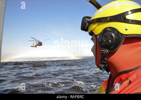 Eine Aviation überleben Techniker eine Schülerin an der Luftfahrt Technical Training Center (ATTC) in Elizabeth City, North Carolina, Fahrten an Bord eines 29-Fuß-Antwort Boat-Small von Station Elizabeth City, 14.02.2017. Er und seine Mitschüler sprangen in die pasquotank River von einem MH-60 Jayhawk Helikopter vor Abschluss und offiziell immer ASTs, Feb 17, 2017. Stockfoto