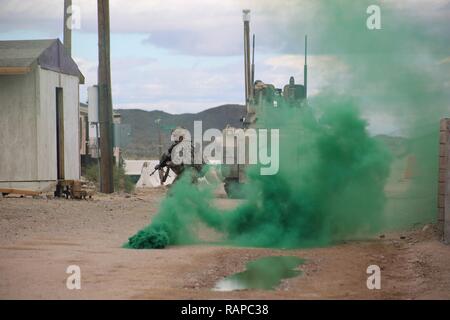 Ein US-Soldaten auf das erste Bataillon zugeordnet, 8 Kavallerie Regiments, 2nd Brigade Combat Team, 1.Kavallerie Division, engagieren sich in einem simulierten Gefecht in entscheidende Maßnahmen Rotation 17-04 an der National Training Center, Fort Irwin, Calif., Feb 20, 2017. Entscheidende Maßnahmen Rotationen erzeugen eine realistische Umgebung, die die Funktionalität von Brigade Combat Teams vorbereiten, ähnlich ausgestatteten Gegenkräfte Tests. Stockfoto