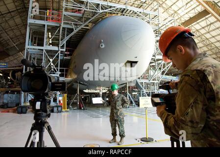 Marine Pfc. Scarlet scharf und Armee Pvt. Jay Diaz, sowohl Video Produktion und Dokumentation (VPD) Studenten aus der Defense Information School, Fort Meade, Md., Weißabgleich-Einstellungen auf einer Videokamera vor einem C-5 M Super Galaxie, Feb.23, 2017 in der 436Th Maintenance Squadron Isochroner (ISO) Wartung Dock auf Dover Air Force Base, Del Scharfe und Diaz hatte die Anpassung aufgrund der Mischung von hangar Licht und Sonnenlicht in einem offenen Hangar Tür. Stockfoto