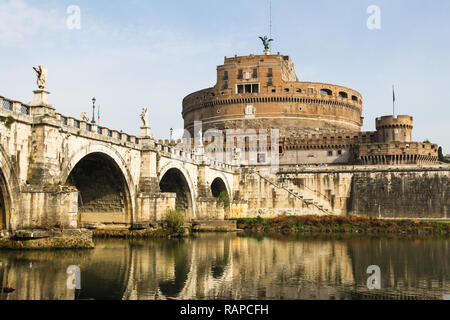 Das Castel Sant'Angelo in Rom ist das Mausoleum des römischen Kaisers Hadrian. Das Gebäude wurde später von den Päpsten als Festung und Schloss verwendet. Stockfoto