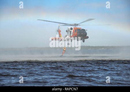 Student an der Luftfahrt Technical Training Center (ATTC) in Elizabeth City, North Carolina, stürzt von einem Air Station Elizabeth City MH-60 Jayhawk Helikopter in die pasquotank River, 14.02.2017. Vier Aviation überleben Techniker (AST) ein Schüler bei Attc graduierte und wurde ASTs Feb 17, 2017. Stockfoto