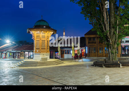 Beleuchtete Sebilj im osmanischen Stil Holz- Brunnen bei Sonnenaufgang, Bascarsija alten Bazar, Sarajevo, Bosnien und Herzegowina Stockfoto