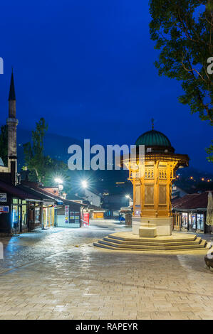 Beleuchtete Sebilj im osmanischen Stil Holz- Brunnen bei Sonnenaufgang, Bascarsija alten Bazar, Sarajevo, Bosnien und Herzegowina Stockfoto