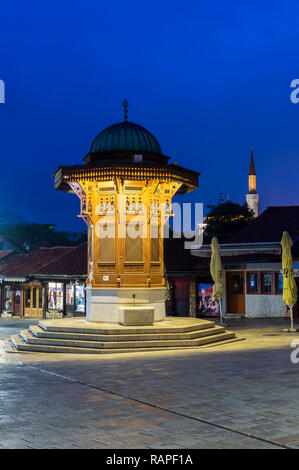 Beleuchtete Sebilj im osmanischen Stil Holz- Brunnen bei Sonnenaufgang, Bascarsija alten Bazar, Sarajevo, Bosnien und Herzegowina Stockfoto