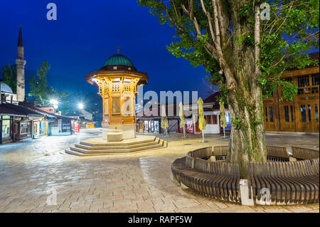 Beleuchtete Sebilj im osmanischen Stil Holz- Brunnen bei Sonnenaufgang, Bascarsija alten Bazar, Sarajevo, Bosnien und Herzegowina Stockfoto