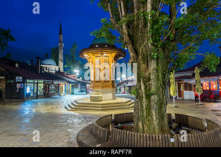 Beleuchtete Sebilj im osmanischen Stil Holz- Brunnen bei Sonnenaufgang, Bascarsija alten Bazar, Sarajevo, Bosnien und Herzegowina Stockfoto