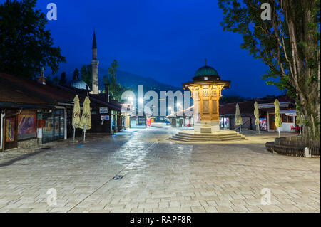 Beleuchtete Sebilj im osmanischen Stil Holz- Brunnen bei Sonnenaufgang, Bascarsija alten Bazar, Sarajevo, Bosnien und Herzegowina Stockfoto