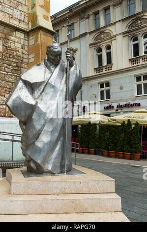 Statue von Papst Johannes Paul II. vor der christlichen Heiligen Herzen Dom, Altstadt von Sarajevo, Bosnien und Herzegowina Stockfoto
