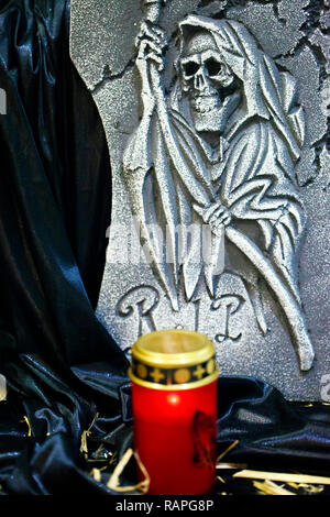 Scary Halloween Symbol Schädel auf Grabstein Hintergrund Foto Stockfoto