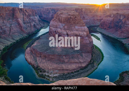 Horseshoe Bend bei Sonnenuntergang/Sonnenaufgang in Page, Arizona Stockfoto