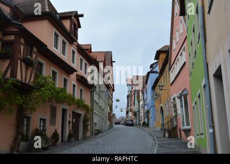 Die engen und malerischen Gassen von Rothenburg o.d. Tauber, der Fairi Märchen Traum Stadt. Zu Besuch in Deutschland. Stockfoto