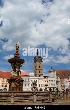 Blick auf die Simson Brunnen bei Ottokar II Square und dem Schwarzen Turm. Ceske Budejovice. Südböhmen. Der Tschechischen Republik Stockfoto