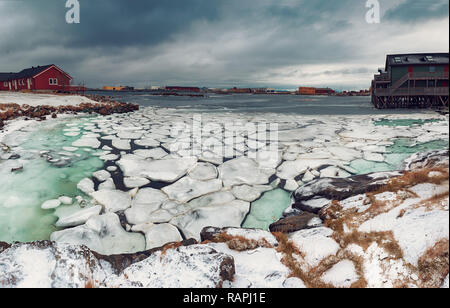 Malerischer Blick auf schöne Winter Meer Küste mit Risse im Eis auf den Vordergrund Lofoten in Nordnorwegen Stockfoto