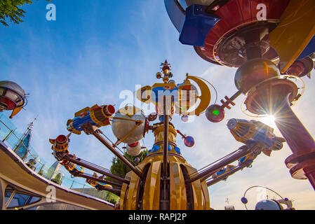 The Orbitron eine Rakete-Spinner-Fahrt in Aktion im Disneyland Anaheim, LA, Los Angeles in Kalifornien, USA, Vereinigte Staaten von Amerika Stockfoto