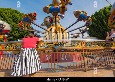 Eine Person in Mousekateer Outfit vor dem Orbitron, ein Rocket-Spinner Fahrt im Disneyland in Anaheim, Los Angeles, Kalifornien, USA Stockfoto