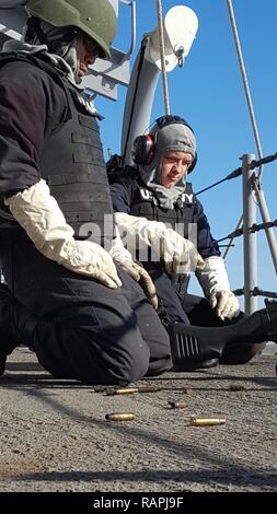 Atlantik (Feb. 17, 2017) - Gunners' Mate 1. Klasse Sylvian Rumpf und Gunners' Mate Seemann William Hawkins Mann ihrer Station während eines Live Fire Training an Bord der geführte-missile Cruiser USS Vella Golf (CG72). Vella Golf ist unterwegs in Task Force Übung (TFEX) 17-2 in der Vorbereitung für eine bevorstehende Implementierung teilnehmen. Stockfoto