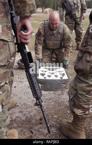 Ein US-Soldat, der 192Nd Kampfmittel Entsorgung Bataillon (EOD), 52 Ordnance Gruppe (EOD), organisiert die Qualifikationsziele während der Renegade Fury Wettbewerb in Fort Bragg, N.C., Jan. 27, 2017. Renegade Fury besteht aus drei konkurrierenden Veranstaltungen: Bataillon Mannschaft des Jahres, beste Krieger und Beste Noncommissioned Officer, und eine Zentrale Validierung. Stockfoto