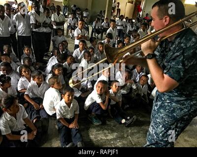 SANTA FE, Honduras (Feb. 22, 2017) - Musiker 3. Klasse Ryan Miller, der in Port Huron, Mich., US-Flotte Kräfte Band, Norfolk, Virginia, spielt die Posaune für Host nation Schule Kinder in Unterstützung der Fortsetzung Versprechen 2017 (CP-17) Besuch in Trujillo, Honduras. CP-17 ist ein US Southern Command - gefördert und U.S. Naval Forces Southern Command/USA Flotte - durchgeführt Einsatz zivil-militärische Operationen durchzuführen, einschließlich humanitärer Hilfe, Ausbildung Engagements und medizinische, zahnmedizinische und veterinärmedizinische Unterstützung in einer Bemühung, US-Unterstützung und Engagement für Zentrale und so zu zeigen Stockfoto