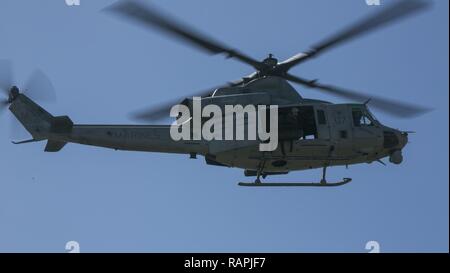 Us Marine Corps UH-1Y Gift zu Marine Light Attack Helicopter Squadron 369 zugeordnet, fliegen über Kopf zur Unterstützung einer Tragarmen Koordinierungsstelle Übung während der Übung Iron Fist Insel San Clemente 2017, Calif., Feb 22, 2017. Die Übung schult sowohl Marines JGSDF und Soldaten, die auf der Koordinierung, kombinierte Waffen Brände Form in der Luft und auf See. Iron Fist ist eine jährliche, bilateralen Training, wo die US-amerikanischen und japanischen Service Mitglieder trainieren gemeinsam und teilen Techniken, Taktiken und Verfahren der operativen Fähigkeiten zu verbessern. Stockfoto