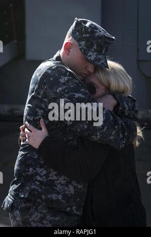 NORFOLK, Virginia (Feb. 25, 2016) der Bootsmann Mate Seemann Cody Wilson Umarmungen seiner Verlobten Raven, bevor Sie an Bord der San Antonio-Klasse amphibious Transport dock USS Mesa Verde LPD (19). Mesa Verde fährt Naval Station Norfolk als Teil der Bataan Amphibious Ready Gruppe (BAT ARG) Einsatz zur Unterstuetzung der Maritime Security Operations und Theater Sicherheit Zusammenarbeit in Europa und im Nahen Osten. BAT ARG umfasst auch Commander, Amphibischen Squadron 8, USS Bataan (LL 5), USS Carter Hall (LSD 50) und 24 Marine Expeditionary Unit (MEU). Stockfoto