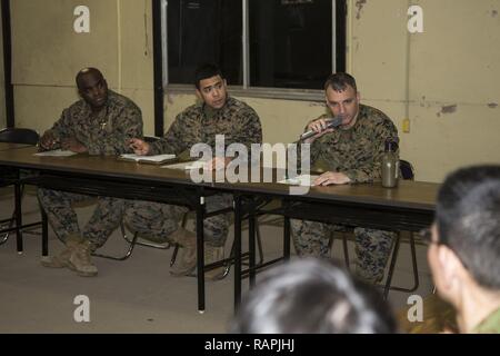 Zentrieren Sie US Marine Corps Captain David Waters, eine Reserve, die rechtliche Unterstützung zuständigen Offizier mit Hauptsitz Batterie, 3D Battalion, 12. Marine Soldaten mit Japan Self-Defense Force während eines Treffens in der bilateralen Zusammenarbeit spricht, Hijudai Manöver Bereich, Japan, 26. Februar 2017. Marines und Matrosen an der Artillerie Umzug Trainingsprogramm bieten zeitnahe und korrekte Brände erhalten militärische berufliche Spezialität Fähigkeiten, trainiere Marines/Segler gemeinsam Fähigkeiten und professionelle militärische Aufklärung für das übergeordnete Ziel der Verbesserung der operativen Kampfbereitschaft ein Stockfoto