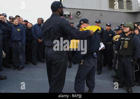 Atlantik (Feb. 26, 2017) - Matrosen an Bord der USS Donald Cook (DDG75) die Teilnahme an einer Übung zum Verlassen des Schiffes, Feb 26, 2017. Donald Cook, eine der Arleigh-Burke-Klasse geführte-missile Destroyer, Vorwärts - Rota, Spanien bereitgestellt werden, ist die Durchführung von naval Operations in den USA 6 Flotte Bereich der Maßnahmen zur Unterstützung der US-amerikanischen nationalen Sicherheitsinteressen in Europa und Afrika. Stockfoto