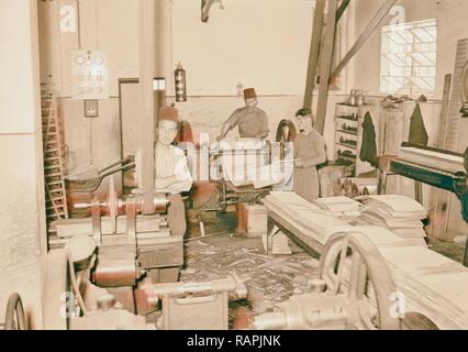 Arabische Fabriken und allgemeine Verbesserungen in Nablus, gleiches Werk Schneiden von Protokollen auf Drehmaschine in Streifen. 1940, West Bank neuerfundene Stockfoto