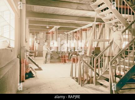 Arabische Fabriken und allgemeine Verbesserungen in Nablus, die naameh Flour Mills Ltd. Maschinen auf einer der oberen Etagen neuerfundene Stockfoto