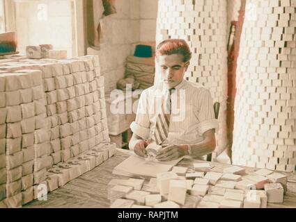 Arabische Fabriken und allgemeine Verbesserungen in Nablus, die Soap Factory. Verpackung Seife. 1940, West Bank, Nablus, Mitte neuerfundene Stockfoto