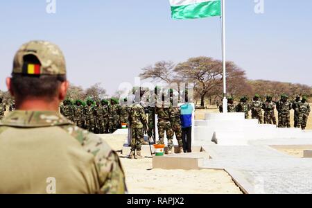 Eine belgische Special Operations Soldat beobachtet die Eröffnungsfeier für Musketen 2017 Diffa, Niger, Jan. 27, 2017. Flintlock stärkt Partnerschaften zwischen afrikanischen, europäischen und Nordamerikanischen Special Operations Forces, die ihre Fähigkeit zusammen in Reaktion auf Krisen zu arbeiten erhöht. Stockfoto