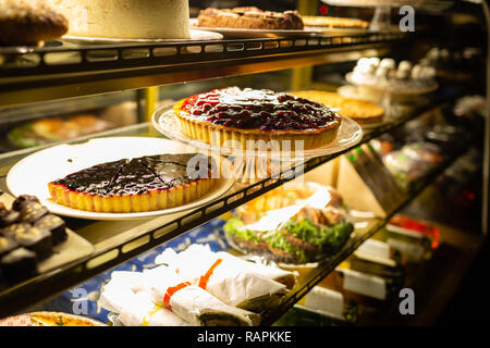 Coffee shop Fenster voll süß Süßwaren. Stockfoto