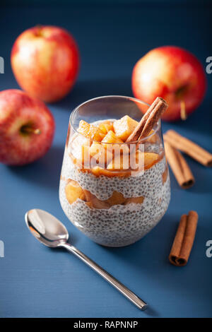 Chia Milchreis mit Zimt geschmorte Äpfel und Erdnussbutter Stockfoto