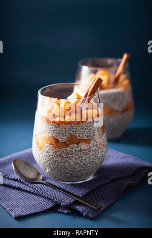 Chia Milchreis mit Zimt geschmorte Äpfel und Erdnussbutter Stockfoto