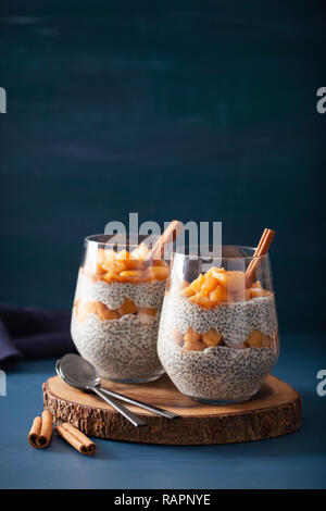 Chia Milchreis mit Zimt geschmorte Äpfel und Erdnussbutter Stockfoto