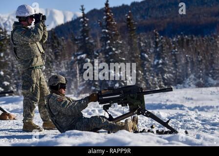 Ein Fallschirmjäger zugeordnet Hund Firma, 3 Battalion, 509Th Parachute Infantry Regiment, 4 Infantry Brigade Combat Team (Airborne), 25 Infanterie Division, U.S. Army Alaska, qualifiziert mit einer Marke 19 40 mm Granate Maschinengewehr auf Grezelka Strecke am Joint Base Elmendorf-Richardson, Alaska, Feb 28, 2017. Us-Armee Alaska ist die Heimat der Armee ist nur Pacific Airborne Brigade Combat Team, und pflegt die nur Luft schnelle Reaktionsfähigkeit innerhalb des Pacific Command. Stockfoto