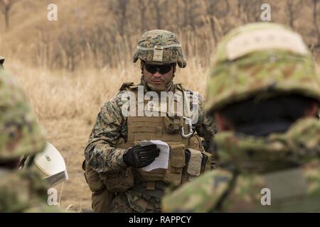 Us Marine Corps Sgt. Derrell Thomas, eine Section Chief mit Alpha Batterie, 1.Bataillon, 12 Marines, derzeit zu Alpha Akku, 3.Bataillon, 12 Marines gibt eine Einführung in die lokale Reporter vor, die zeigen, wie eine Waffe in der Hijudai Manöver, Japan, 1. März 2017 zu betreiben. Marinesoldaten und Matrosen an der Artillerie relocation Training Programm rechtzeitige und genaue Brände zu stellen militärische beruflichen Spezialgebiet Fähigkeiten, Zug Marines/Matrosen in gemeinsamen Fähigkeiten zu erhalten, und professionelle militärische Ausbildung für das allgemeine Ziel der Verbesserung kom fördern Stockfoto