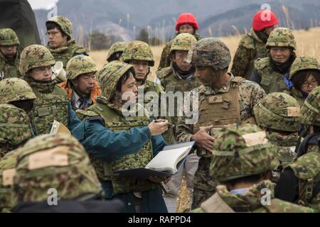 Us Marine Corps Maj Jabbar Goughnour, einem Unternehmen Executive Officer mit Alpha Batterie, 3.Bataillon, 12 Marines Antworten auf die Fragen in einem Interview von lokalen Reportern in der Hijudai Manöver, Japan, 1. März 2017. Marinesoldaten und Matrosen an der Artillerie relocation Training Programm rechtzeitige und genaue Brände zu stellen militärische beruflichen Spezialgebiet Fähigkeiten, Zug Marines/Matrosen in gemeinsamen Fähigkeiten zu erhalten, und professionelle militärische Ausbildung für das allgemeine Ziel der Verbesserung der Bekämpfung der Betriebsbereitschaft und internationale Beziehungen zu fördern. Stockfoto