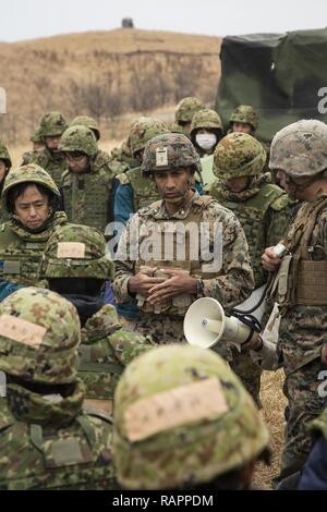 Us Marine Corps Maj Jabbar Goughnour, einem Unternehmen Executive Officer mit Alpha Batterie, 3.Bataillon, 12 Marines Antworten auf die Fragen in einem Interview von lokalen Reportern in der Hijudai Manöver, Japan, 1. März 2017. Marinesoldaten und Matrosen an der Artillerie relocation Training Programm rechtzeitige und genaue Brände zu stellen militärische beruflichen Spezialgebiet Fähigkeiten, Zug Marines/Matrosen in gemeinsamen Fähigkeiten zu erhalten, und professionelle militärische Ausbildung für das allgemeine Ziel der Verbesserung der Bekämpfung der Betriebsbereitschaft und internationale Beziehungen zu fördern. Stockfoto