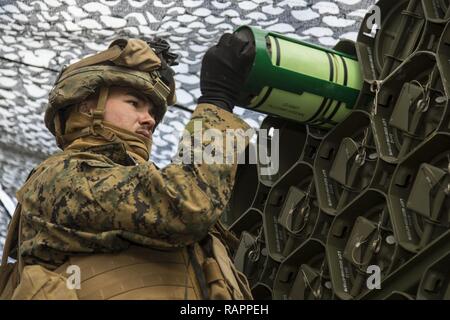 Us Marine Corps Lance Cpl. William Flüsse, eine Reihe 3 cannoneer mit Alpha Batterie, 1.Bataillon, 12 Marines, derzeit zu Alpha Akku, 3.Bataillon, 12 Marines preps M795 High explosive Umläufe mit M 231 L modular Artillerie kostenlos Systeme in der Hijudai Manöver, Japan, 1. März 2017. Marinesoldaten und Matrosen an der Artillerie relocation Training Programm rechtzeitige und genaue Brände zu stellen militärische beruflichen Spezialgebiet Fähigkeiten, Zug Marines/Matrosen in gemeinsamen Fähigkeiten zu erhalten, und professionelle militärische Ausbildung für das allgemeine Ziel der Verbesserung der Bekämpfung o fördern Stockfoto