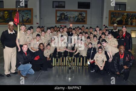 GREAT LAKES, Illinois (Feb. 25, 2017) - Marine Junior Reserve Officer Training Corps (Njrotc) Kadetten und Ausbilder aus East Aurora (1452-1519) High School stehen mit ihren Trophäen am 2017 NJROTC Bereich 3 West regionale schulische, sportliche und Bohrer Wettbewerb um das Training der Befehl rekrutieren. Mehr als 300 Kadetten aus 15 NJROTC Einheiten über drei Midwest Staaten nahmen an der zweitägigen Veranstaltung. East Aurora war der Gesamtsieger der Veranstaltung. Stockfoto