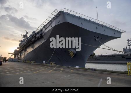 NORFOLK, Virginia (Mar 01, 2017) Die Amphibious Assault ship USS Bataan (LL 5) bereitet die am Pier der Naval Station Norfolk abzuweichen. Bataan fährt als Teil der Bataan Amphibious Ready Gruppe (BAT ARG) Einsatz zur Unterstuetzung der Maritime Security Operations und Theater Sicherheit Zusammenarbeit in Europa und im Nahen Osten. BAT ARG umfasst Commander, Amphibischen Squadron 8, Bataan, USS Mesa Verde LPD (19), USS Carter Hall LPD (50) und 24 Marine Expeditionary Unit (MEU). Stockfoto