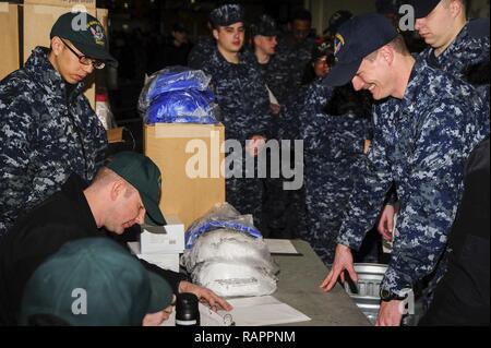 NORFOLK (Feb. 22, 2017) Matrosen an Bord der Flugzeugträger USS George Washington (CVN 73) warten in der Linie zu Fangvorrichtung ausgestellt werden. George Washington ist in Norfolk homeported Vorbereitung nach Newport News, Virginia für die Betankung komplexe Überholung (RCOH) Wartung zu bewegen. Stockfoto