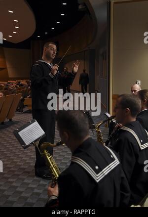 NEWPORT, R.I. (Feb. 28, 2017) Musiker 1. Klasse David Harbuziuk, Marine Band Nordosten (NBNE) in Newport, Rhode Island zugewiesen, führt Mitglieder von NBNE während einer Diplomverleihung an U.S. Naval War College (NWC). 70 - vier Studenten von der Hochschule von Naval Warfare und Hochschule der Naval Command und Mitarbeiter wurden für ihre Leistungen anerkannt und erhielten entweder einen Master of Arts in nationalen Sicherheits- und Strategische Studien oder Master of Arts in Verteidigung und Strategische Studien während der Zeremonie. Stockfoto