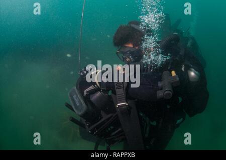 Ein US-Marine, für die Beseitigung von Explosivstoffen Mobile Unit 1 zugewiesen sind, verwendet das Neuseeland Taucher unterwasser Suche System training Minen in mildem Bay, Neuseeland zu finden, während der Übung Fulcrum Feb 20, 2017. Übung Fulcrum ist eine kombinierte - gemeinsame Übung integriert, dass U.S. Navy Matrosen und Marines aus der Beseitigung von Explosivstoffen mobile Einheiten mit Service Mitglieder von der Royal New Zealand Navy und der Royal Australian Navy. Stockfoto