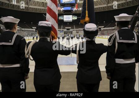 NORFOLK (Feb. 25, 2017) Mitglieder der Nimitz-Klasse Flugzeugträger USS Abraham Lincoln (CVN 72) und USS Dwight D. Eisenhower (CVN 69) Hockey Mannschaften stehen auf dem Eis während der Nationalhymne. Die Lincoln und Eisenhower Hockey Teams standen sich im Norfolk Scope arena zur Unterstützung der Navy Marine Corps Fhv. Stockfoto