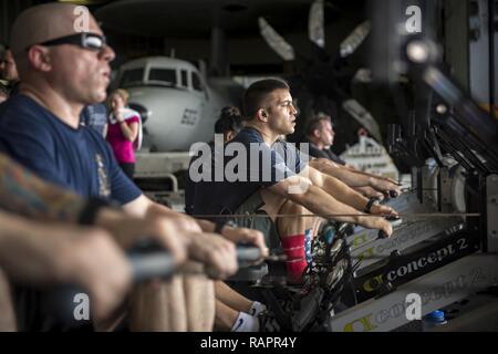 SOUTH CHINA SEA (Feb. 27, 2017) Segler die Teilnahme an einem 24-Std.-row-a-thon Wettbewerb im Hangar Bucht der Flugzeugträger USS Carl Vinson (CVN 70). Das Schiff und seine Carrier strike Group ist auf einem westlichen Pazifik Bereitstellung als Teil der US-Pazifikflotte-Initiative die Befehls- und Steuerfunktionen der USA 3 Flotte zu erweitern. Stockfoto