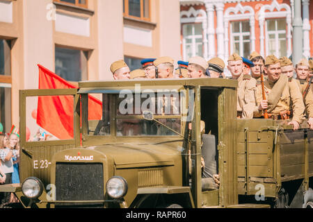 Gomel, Belarus - Mai 9, 2018: Soldaten in der Rückseite eines LKW, der zur Moskauer Siegesparade am 9. Mai Stockfoto