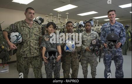 Das bodenpersonal flight Equipment Service Mitglieder von der US Navy, Japan Air Selbstverteidigung, US Marine Corps, US Air Force und der Royal Australian Air Force sind auf der Andersen Air Force Base, Guam, in jährlichen Übung bewältigen Norden zu beteiligen. Während jedes Mitglied zu einem separaten Service gehört, sie alle Unterstützung aircrew aus verschiedenen Flugzeugzellen zu Kampfhandlungen. Die jährliche Übung dient als Fundament bei der Förderung der Sicherheit in der gesamten Indo-Asia-Pazifik-Region durch die Kräfte von entscheidender Bedeutung Bereitschaft Fähigkeiten entscheidend für die Aufrechterhaltung der regionalen Stabilität zu verbessern. Stockfoto