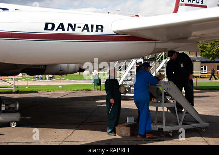 Moderne DanAir Passneger Jets und die Flugingenieure tun einer Routinekontrolle im Imperial War Museum, Duxford. Stockfoto